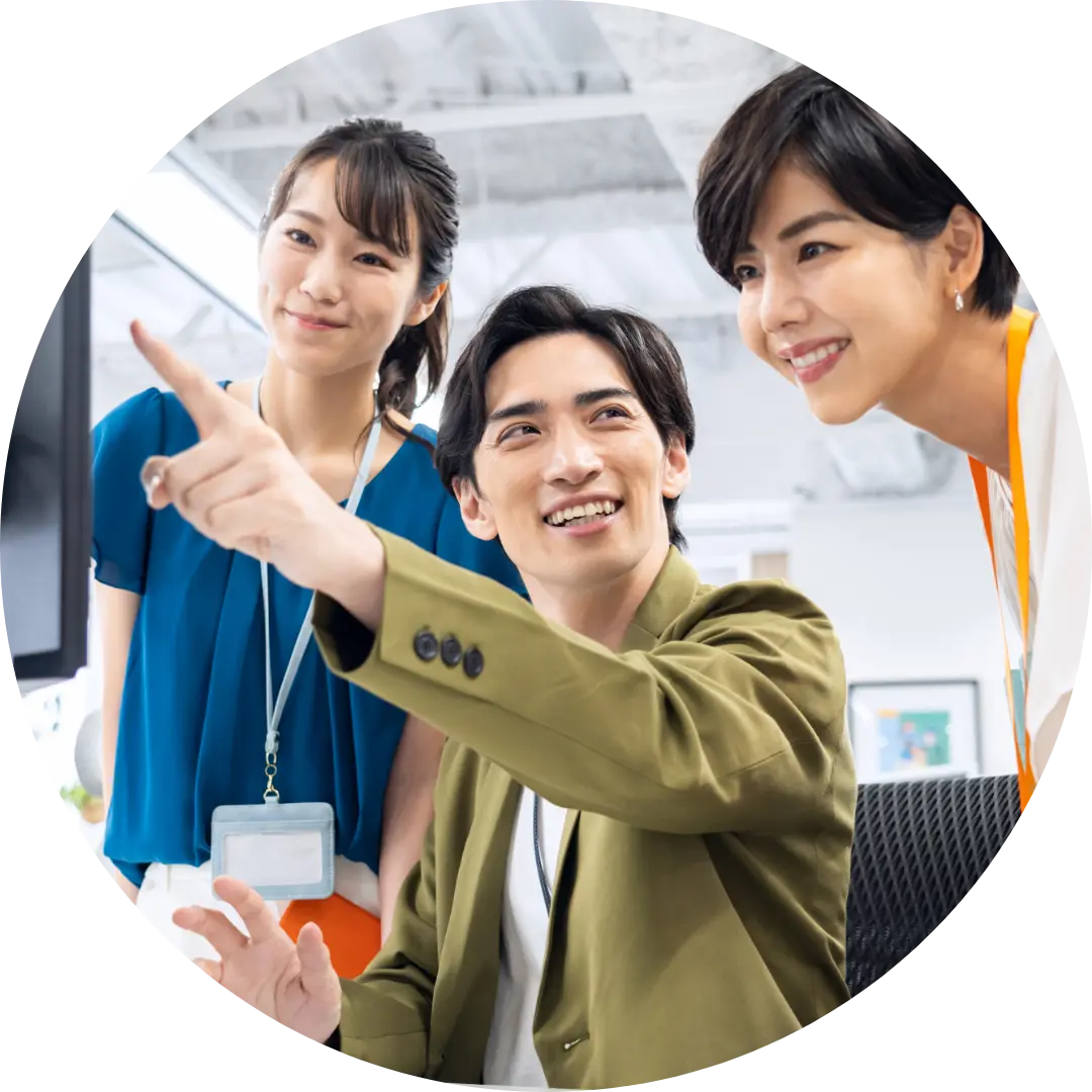談笑する男女3人